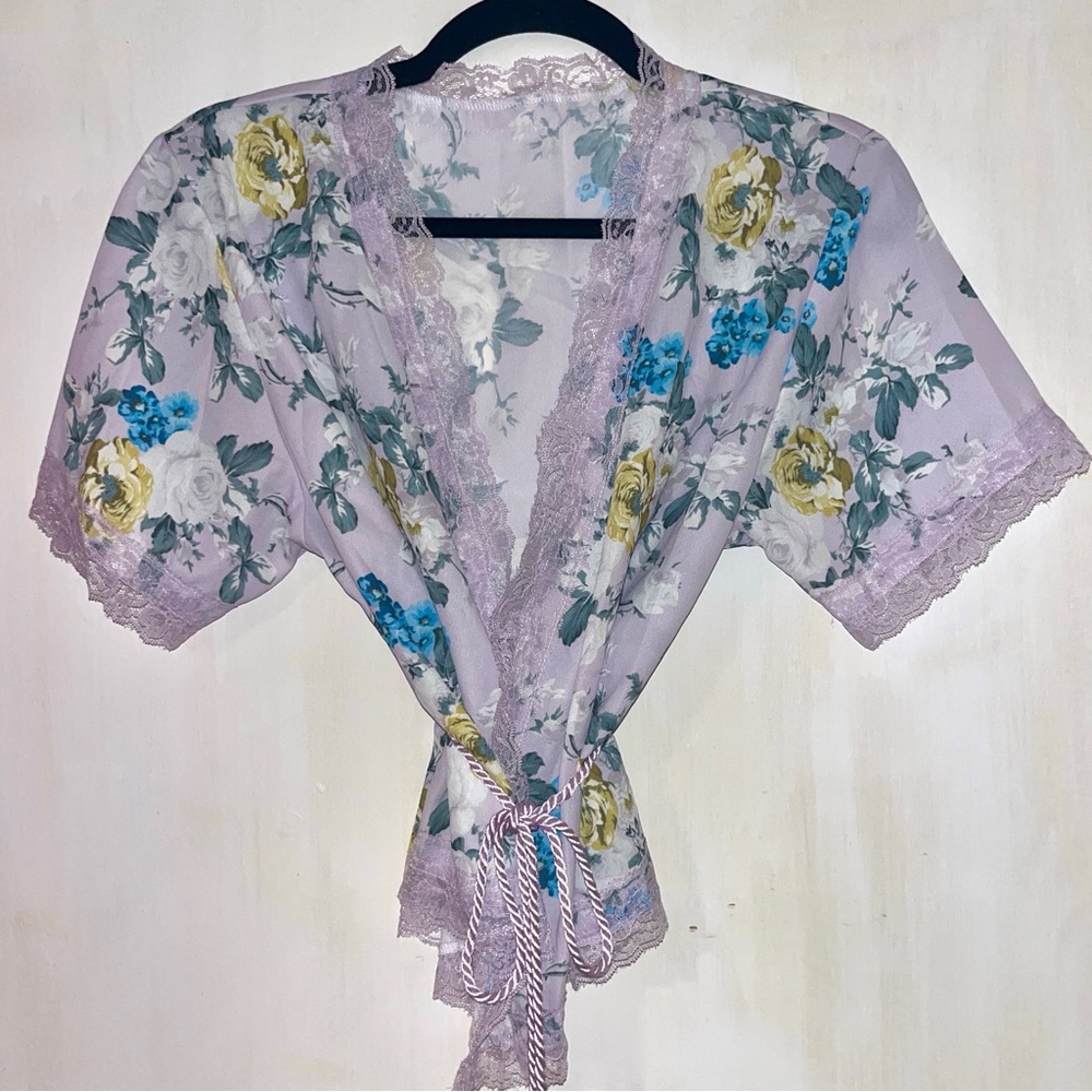 Lavender floral lace short sleeves robe-like top with tie back